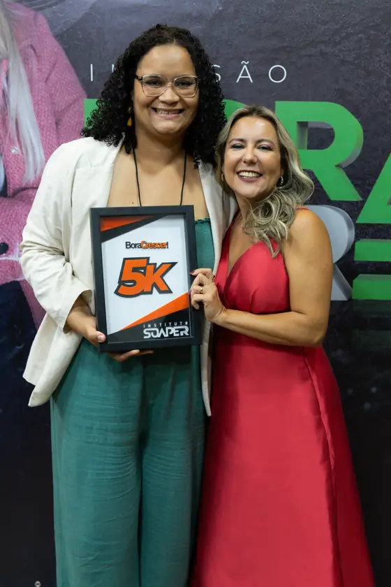 Placa 5K entregue por Aline Soaper no palco do evento Bora Crescer