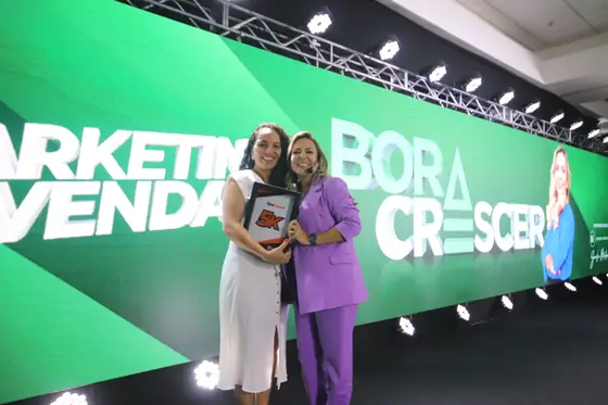 Placa 5K entregue por Aline Soaper no palco do evento Bora Crescer