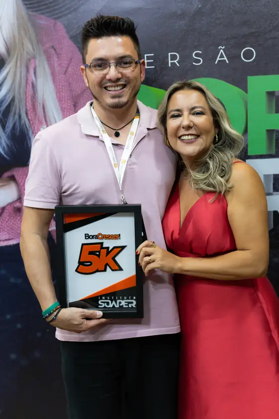 Placa 5K entregue por Aline Soaper no palco do evento Bora Crescer