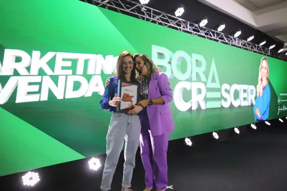 Placa 5K entregue por Aline Soaper no palco do evento Bora Crescer