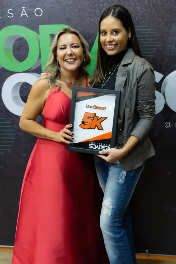 Placa 5K entregue por Aline Soaper no palco do evento Bora Crescer