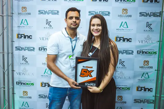 Aluna do Instituto Soaper com a placa 5K
