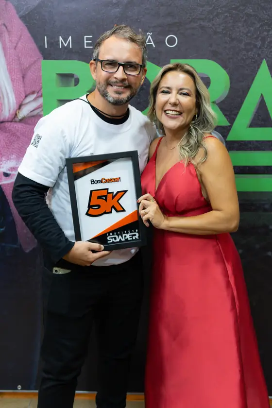 Placa 5K entregue por Aline Soaper no palco do evento Bora Crescer