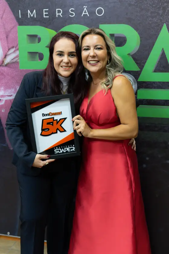 Placa 5K entregue por Aline Soaper no palco do evento Bora Crescer