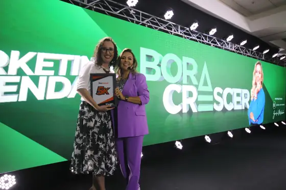 Placa 5K entregue por Aline Soaper no palco do evento Bora Crescer