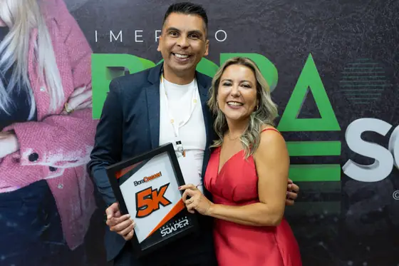 Placa 5K entregue por Aline Soaper no palco do evento Bora Crescer