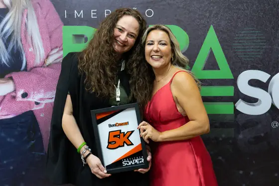 Placa 5K entregue por Aline Soaper no palco do evento Bora Crescer