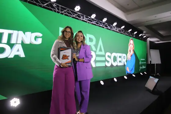 Placa 5K entregue por Aline Soaper no palco do evento Bora Crescer