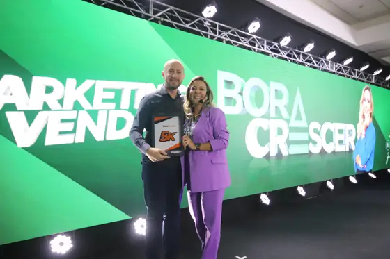 Placa 5K entregue por Aline Soaper no palco do evento Bora Crescer