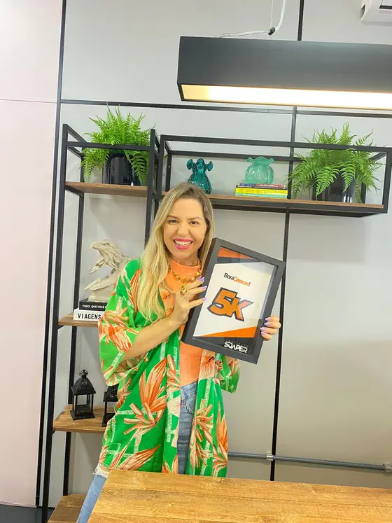 Aline Cristina Dos Santos Araújo com a placa 5K