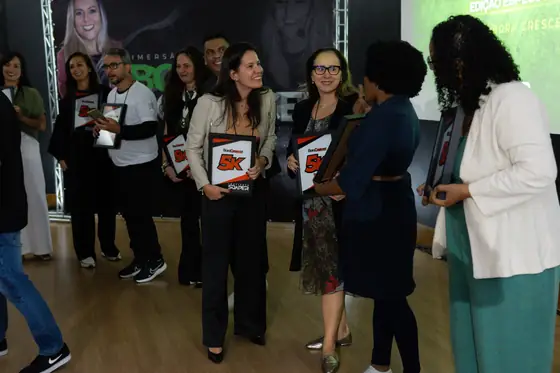 Placa 5K entregue por Aline Soaper no palco do evento Bora Crescer