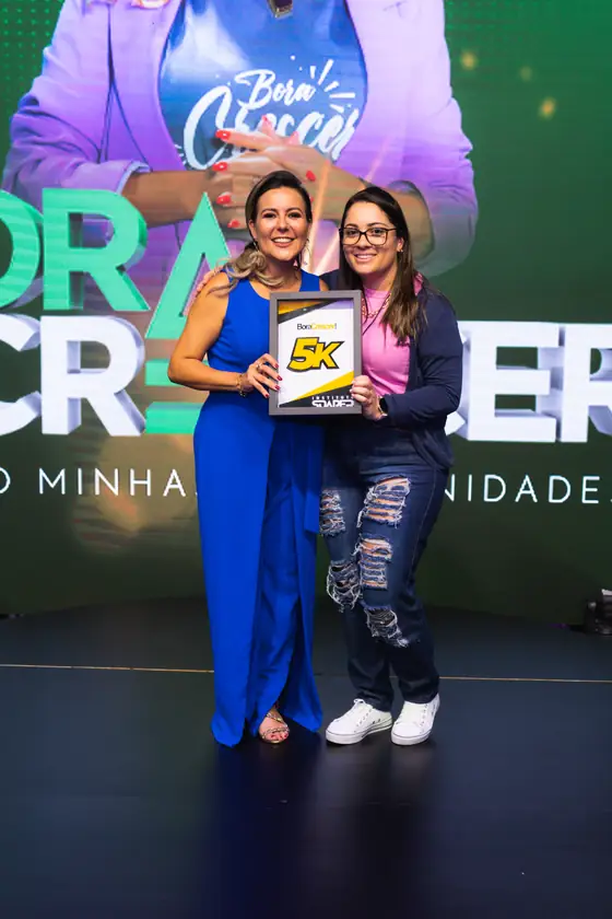 Placa 5K entregue por Aline Soaper no palco do evento Bora Crescer