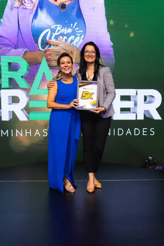 Placa 5K entregue por Aline Soaper no palco do evento Bora Crescer