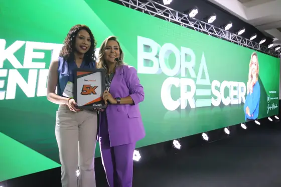 Placa 5K entregue por Aline Soaper no palco do evento Bora Crescer