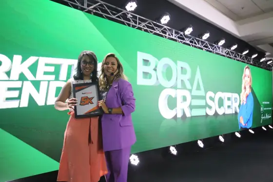 Placa 5K entregue por Aline Soaper no palco do evento Bora Crescer
