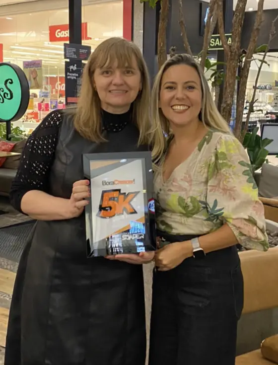 Aluna do Instituto Soaper com a placa 5K
