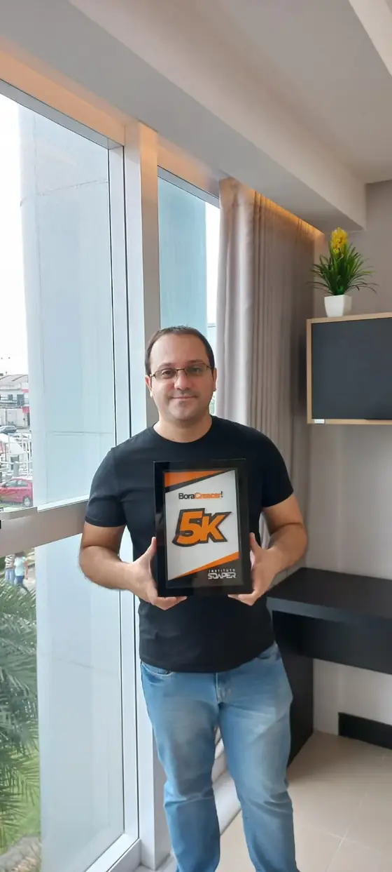 Aluna do Instituto Soaper com a placa 5K