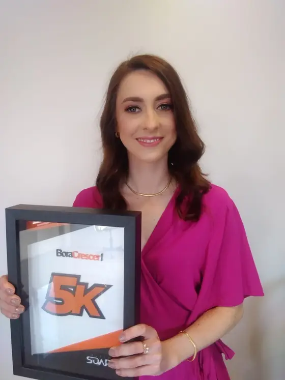 Suelen Scarmagnani com a placa 5K