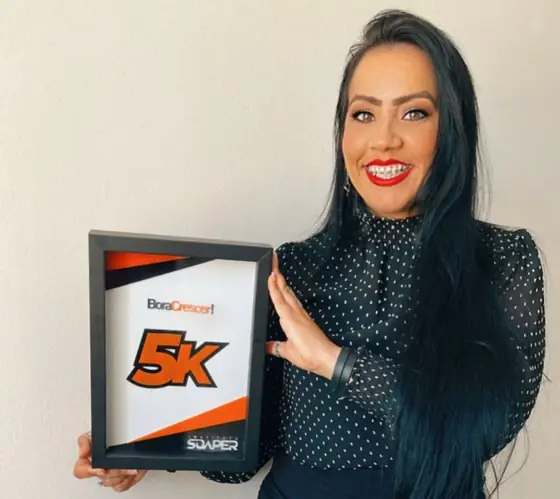 Suelen Gerald com a placa 5K